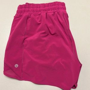 NWOT Lululemon Hotty Hot Shorts 4”